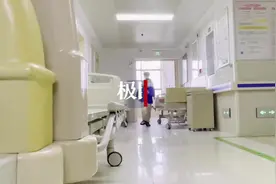 推着装满透析液的行李箱，扶着拄拐的患尿毒症的爸爸，8岁男孩独自陪父来汉就医图片