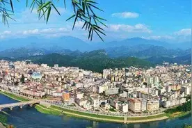 隐于山间，这座烟火气十足却鲜为人知的小城，不可错过图片