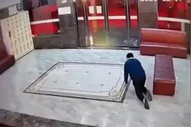 男子按摩花了五百元，趁店员睡着一路爬到门口逃单视频封面