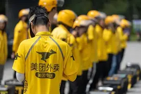 美团外卖崩了？骑手接不了单 热搜网友：饿了么是赢家图片
