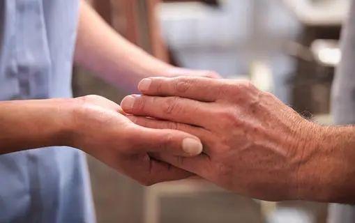 脚裂口子可以涂身体乳吗 脚裂口子可以涂身体乳吗