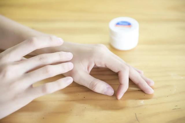 脚裂口子可以涂身体乳吗 脚裂口子可以涂身体乳吗