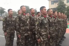 新亮相 武警湖南总队新兵团五大队新兵授衔后首次军事科目会操图片