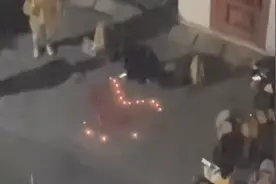 男生摆心形蜡烛表白 不料水管爆裂直接浇灭……目击者：最后成功了图片