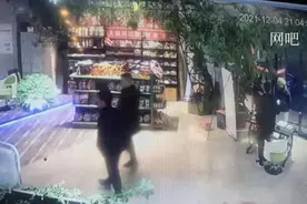 警察夫妻吃夜宵撸串，顺便抓个嫌犯图片