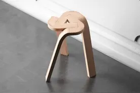 三根木条紧抱在一起，然后就是一个神奇的凳子图片