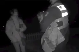 母亲哄睡后去拿快递 2岁幼童独自跑出门大马路上哭着找妈妈图片