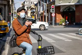 上海退休爷叔骑车街拍被赞“克勒”还登上了同城热搜第一图片