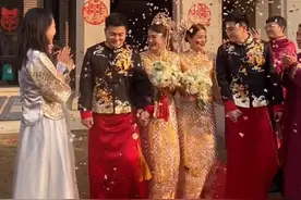 郑州孪生姐妹同日嫁给亲兄弟，网友提醒新郎“别牵错新娘”图片