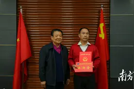 兴宁一超市保安制止窃贼英勇负伤，获梅州市见义勇为基金会表彰奖励图片
