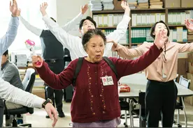 韩国“国民妈妈”罗文姬：若不能真实活着，表演也会变谎言丨人物图片