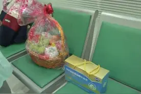 贵阳“蓝衣女孩”和老人见面了！善良和感恩终于“重逢”图片