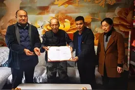 老兵捐赠纪念章，革命精神永相传图片