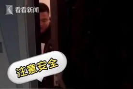 爸爸出门女儿秒变"话痨" 妈妈：想爸爸多陪一会图片