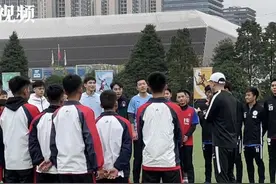 中国英超“第一人”再度续缘山城！重庆大学特聘请孙继海担任学校足球队荣誉总教练图片