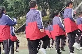 另一道风景线！班主任和同学共跳“兔子舞”：增进师生感情图片