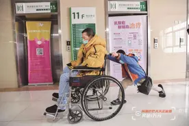 8岁男孩独自陪父亲治病，这一幕泪目了图片