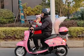 慕了！爷爷扮成玲娜贝尔接孙女放学：给她个生日惊喜图片