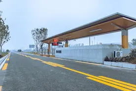 成都首条连接大运会主场馆的快速公交线路开行图片