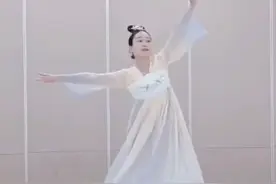 “封茂”老师 | 舞蹈达人来了！道德与法治老师穿上汉服带来段民族舞图片