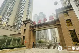 轻敲屋顶掉水泥块 宝鸡九龙新城业主质疑工程质量图片