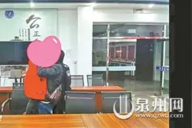 时隔8年 父亲再度抱起女儿图片