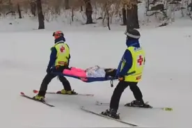 吉林女子滑雪受伤被救援人员抬下山，网友：她滑得最快的一次图片