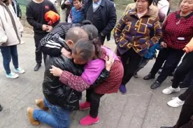 儿子跪拜在母亲面前：妈，我终于找到你了！被拐32年，他们从未放弃互相寻找图片