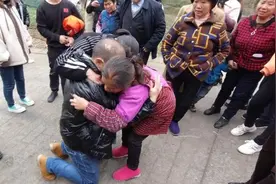儿子跪拜在母亲面前：妈，我终于找到你了！被拐32年，他们从未放弃互相寻找图片