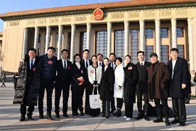 第十一次文代会｜刘昊然、佟丽娅、沈腾、黄渤同框，吴京、黄渤携新身份出席图片