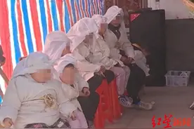 他决定帮过世的弟弟夫妇抚养8个小孩图片