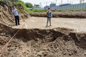 挖掘机司机工地上“疯狂寻宝”：全是文物图片