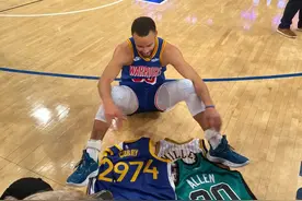 开心的像个孩子！库里赛后与雷-阿伦和米勒的球衣合影图片