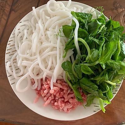 适合全家的三鲜米线，老人小孩都爱吃