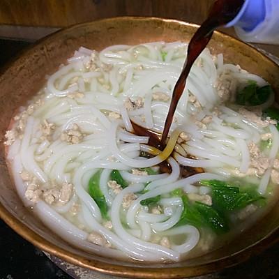 适合全家的三鲜米线，老人小孩都爱吃