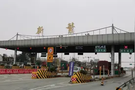 收费站放行超限货车，司机面临处罚：上高速时曾两次称重后抬杆放行图片