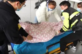 受疫情影响，高位截瘫患者滞留杭州！他们出手图片