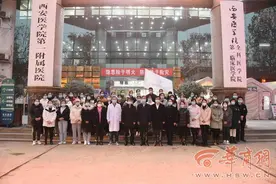 西安热心市民为冬夜寒风中的检测人员悄悄送来奶茶图片
