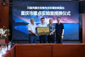 复原恐龙分几步？拼骨骼、捏肌肉、粘羽毛，完成了图片