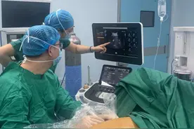 B超引导联合腹腔镜下肝脏肿瘤穿刺活检+射频消融术图片