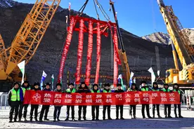 全国产化“首创号”掘进机天山胜利隧道竖井成功始发图片
