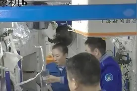 空间站核心舱内太空三人组同桌吃饭，共同“做家务”视频封面