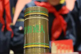 志愿军战士用炮弹壳制作花瓶，希望用像鲜花般美好的和平来回报祖国和人民图片