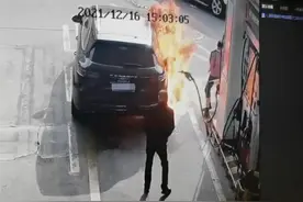 加油站内拔掉油枪点火的男子落网，律师：涉嫌放火罪图片