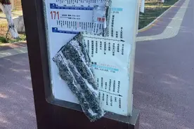 东营区黄河路一公交站牌损坏 玻璃碎渣散落存安全隐患图片