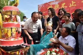 新疆135岁老人去世 生前为中国最长寿老人图片