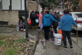 一个老旧小区的停水之困：管网老化爆管频发，改造工程又遇多住户未交费图片