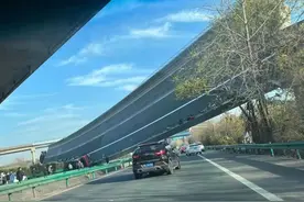 湖北一高速高架桥垮塌致3人死亡，现场多辆货车坠桥图片