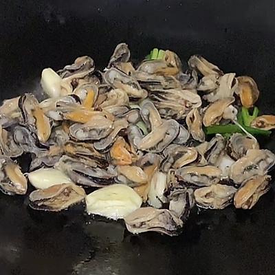 #暖冬酱在手，嗨吃部队锅#辣炒海虹