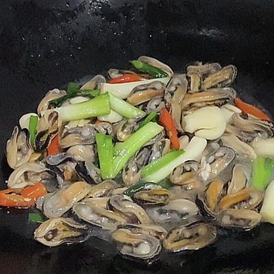 #暖冬酱在手，嗨吃部队锅#辣炒海虹
